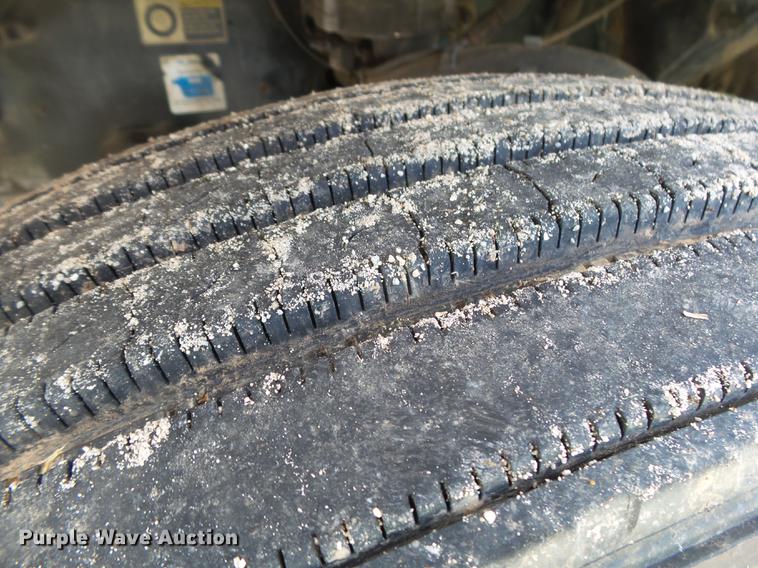 image for item DE3661 2006 Peterbilt 386 semi truck