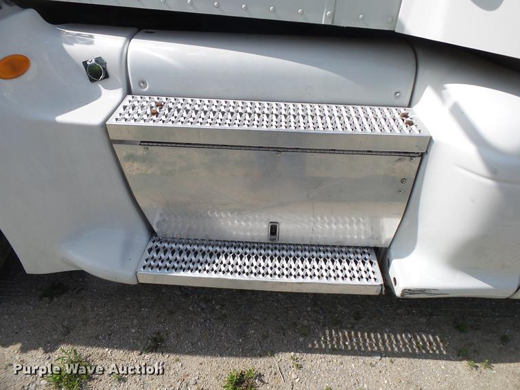 image for item DE3661 2006 Peterbilt 386 semi truck