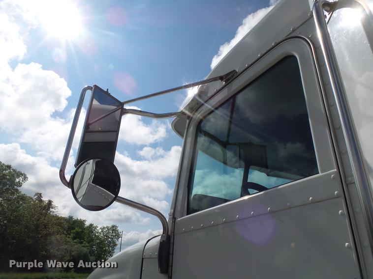 image for item DE3661 2006 Peterbilt 386 semi truck