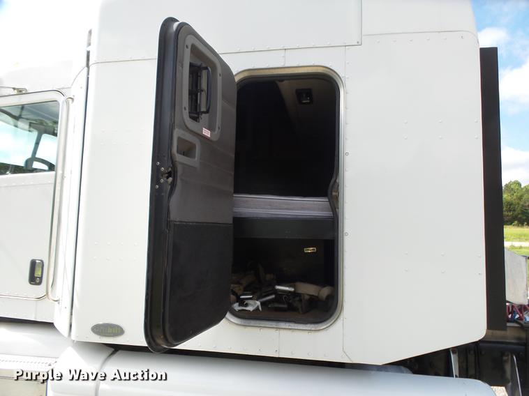 image for item DE3661 2006 Peterbilt 386 semi truck