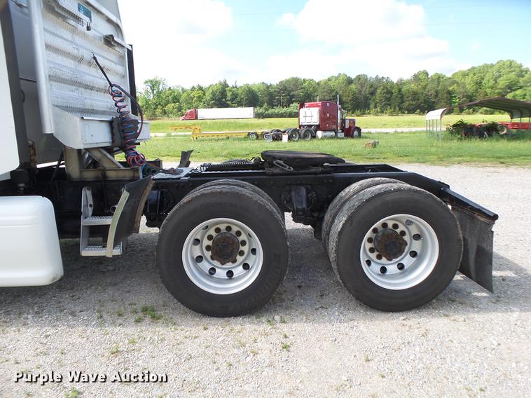 image for item DE3661 2006 Peterbilt 386 semi truck