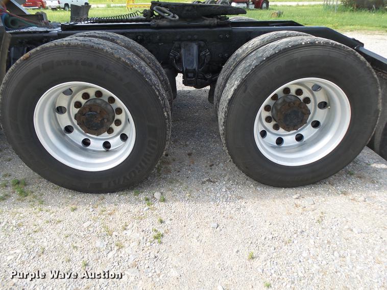 image for item DE3661 2006 Peterbilt 386 semi truck