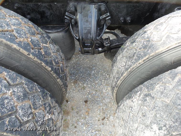 image for item DE3661 2006 Peterbilt 386 semi truck