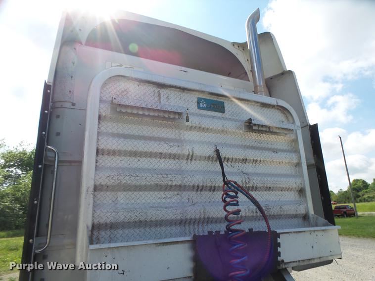 image for item DE3661 2006 Peterbilt 386 semi truck