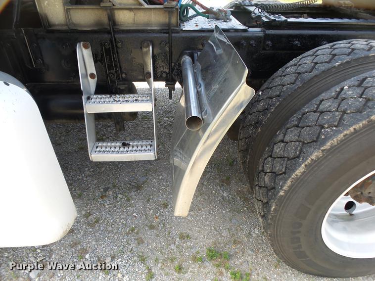 image for item DE3661 2006 Peterbilt 386 semi truck