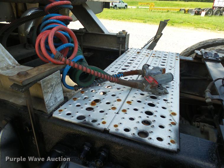 image for item DE3661 2006 Peterbilt 386 semi truck