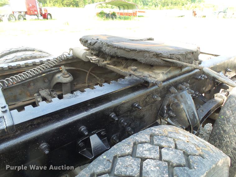 image for item DE3661 2006 Peterbilt 386 semi truck