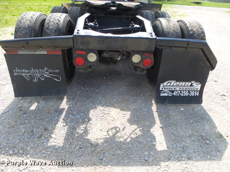 image for item DE3661 2006 Peterbilt 386 semi truck