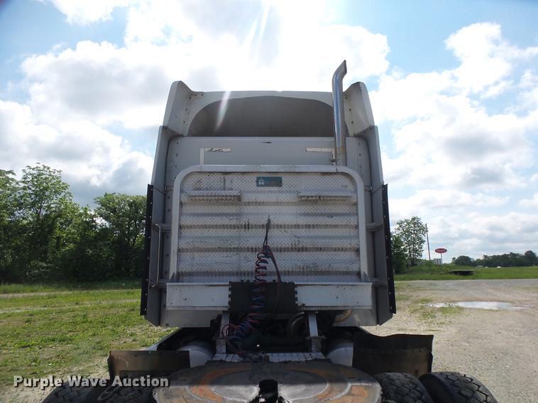 image for item DE3661 2006 Peterbilt 386 semi truck