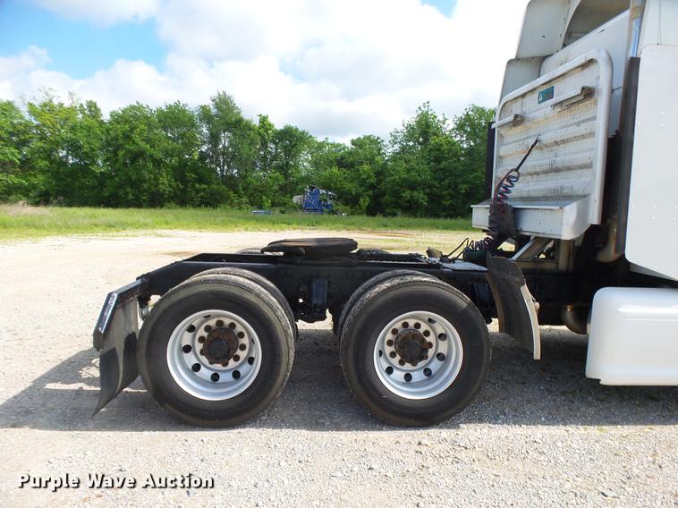 image for item DE3661 2006 Peterbilt 386 semi truck