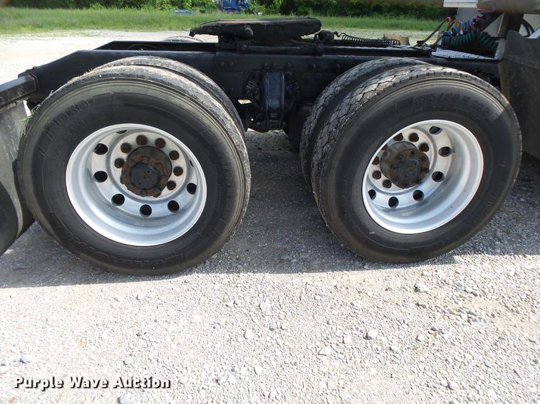 image for item DE3661 2006 Peterbilt 386 semi truck