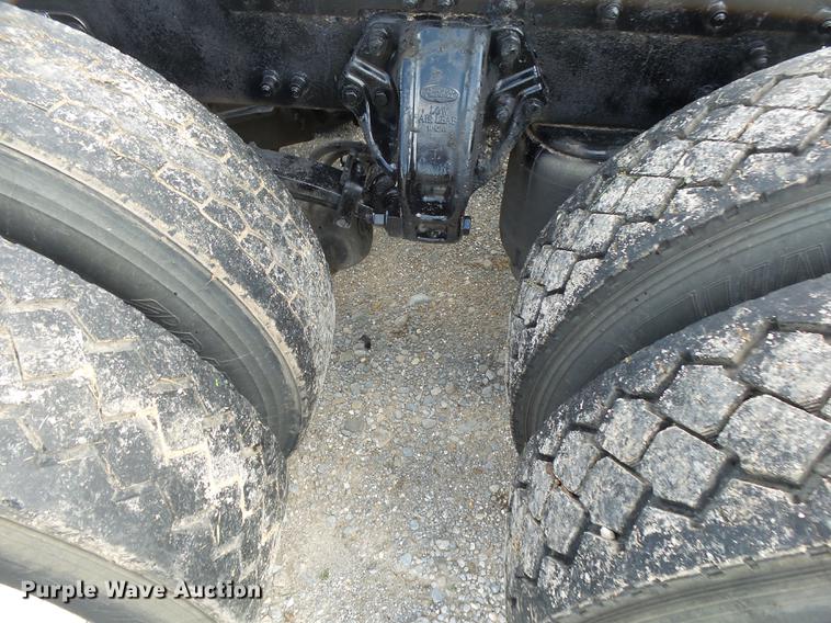 image for item DE3661 2006 Peterbilt 386 semi truck