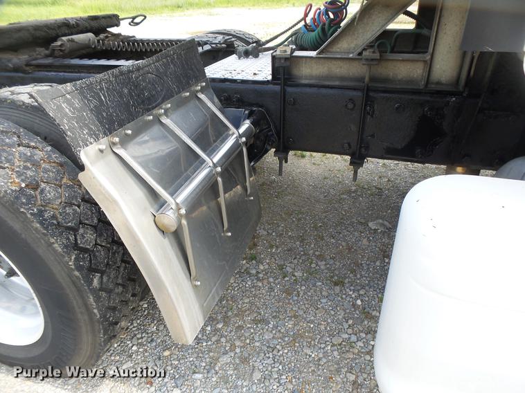 image for item DE3661 2006 Peterbilt 386 semi truck