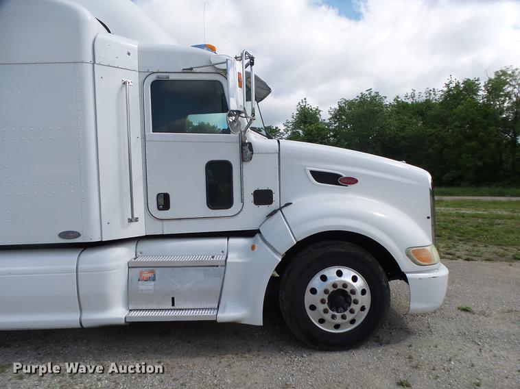 image for item DE3661 2006 Peterbilt 386 semi truck