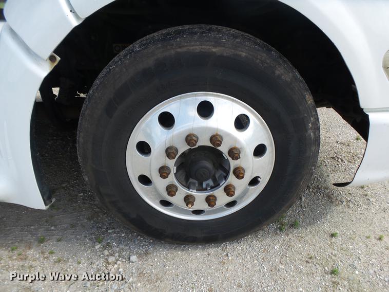 image for item DE3661 2006 Peterbilt 386 semi truck