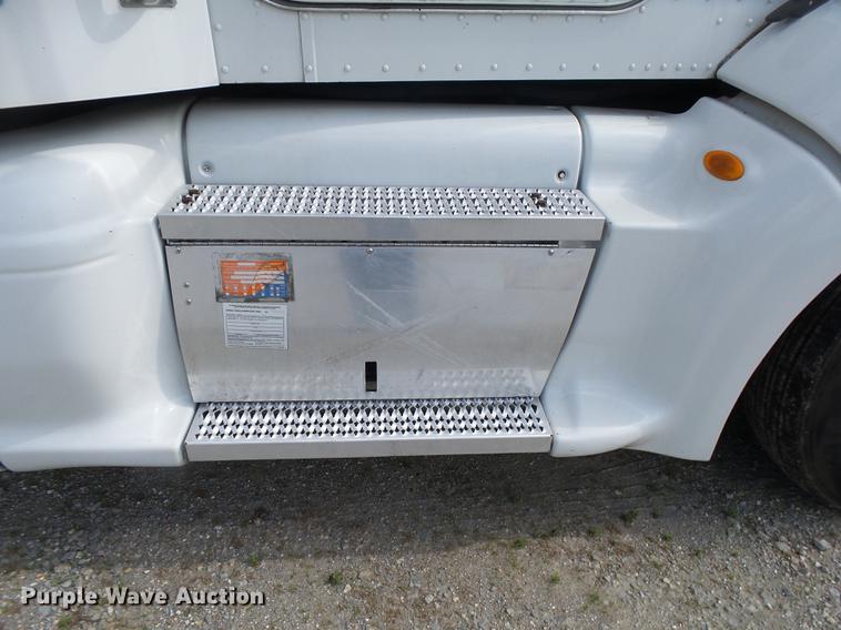 image for item DE3661 2006 Peterbilt 386 semi truck