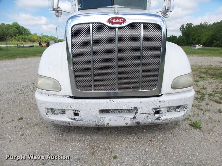 image for item DE3661 2006 Peterbilt 386 semi truck