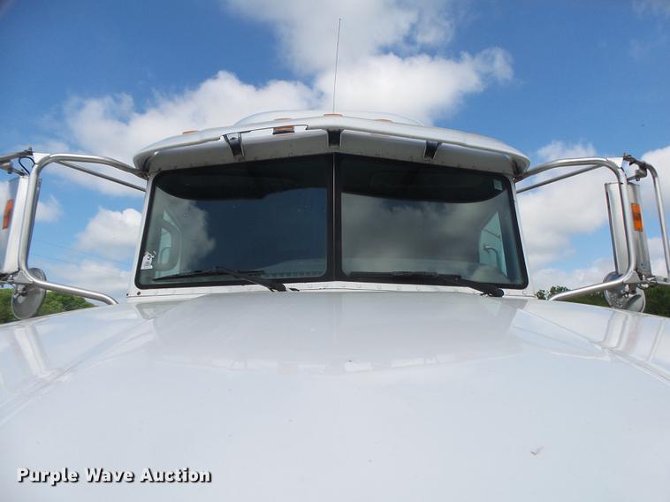 image for item DE3661 2006 Peterbilt 386 semi truck