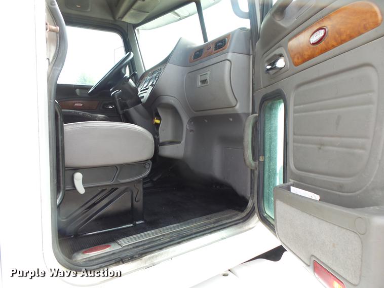 image for item DE3661 2006 Peterbilt 386 semi truck