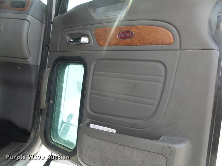 image for item DE3661 2006 Peterbilt 386 semi truck