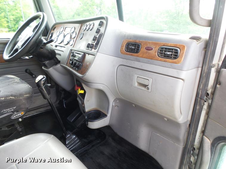 image for item DE3661 2006 Peterbilt 386 semi truck