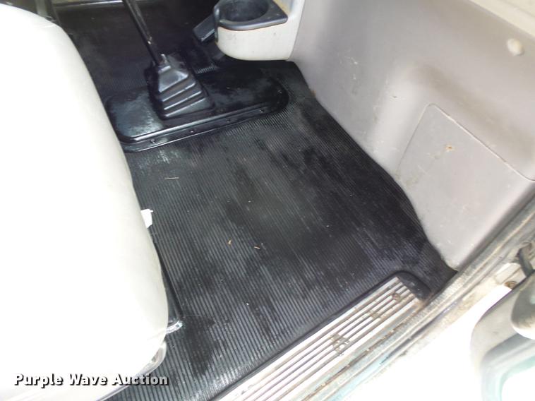 image for item DE3661 2006 Peterbilt 386 semi truck