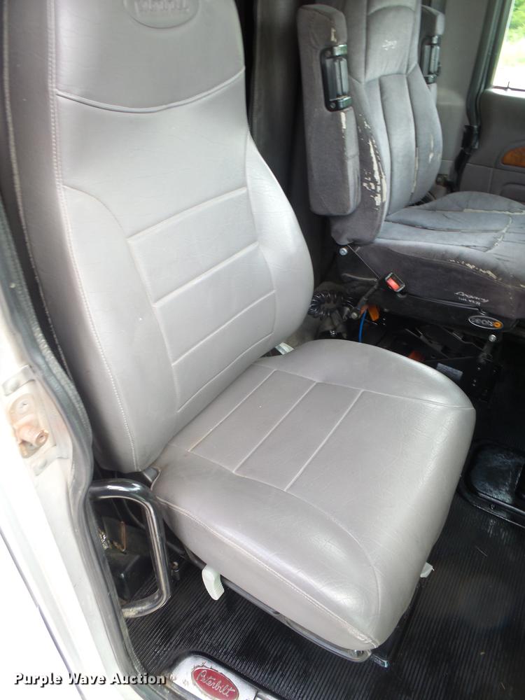 image for item DE3661 2006 Peterbilt 386 semi truck