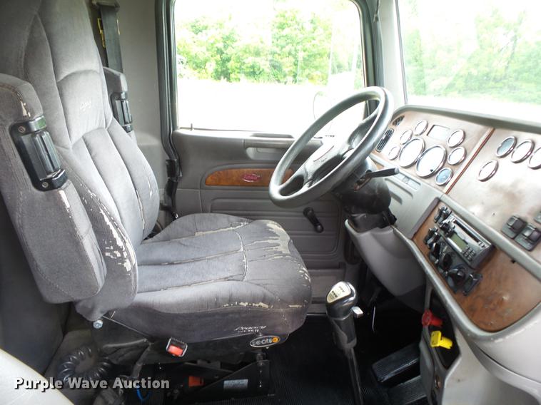 image for item DE3661 2006 Peterbilt 386 semi truck