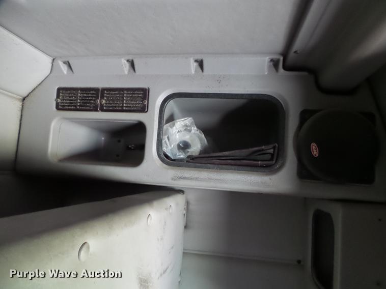 image for item DE3661 2006 Peterbilt 386 semi truck