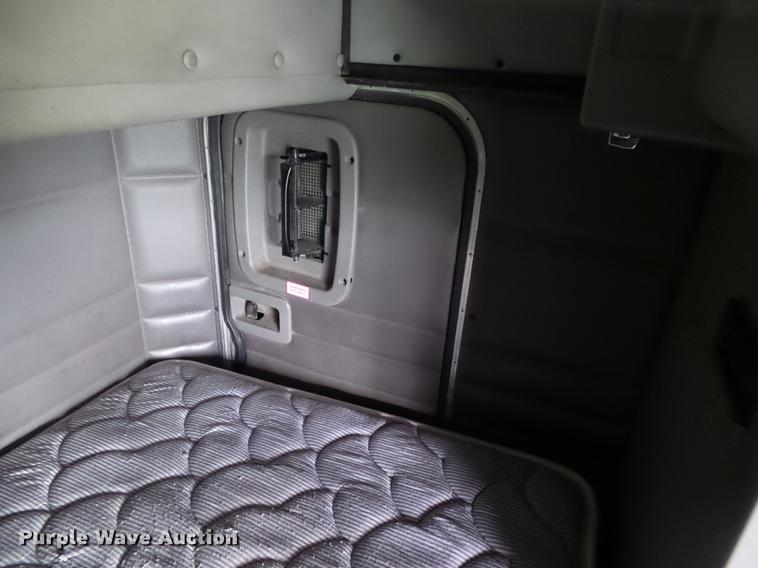 image for item DE3661 2006 Peterbilt 386 semi truck