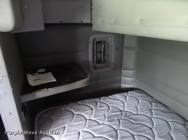 image for item DE3661 2006 Peterbilt 386 semi truck