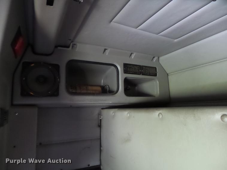 image for item DE3661 2006 Peterbilt 386 semi truck