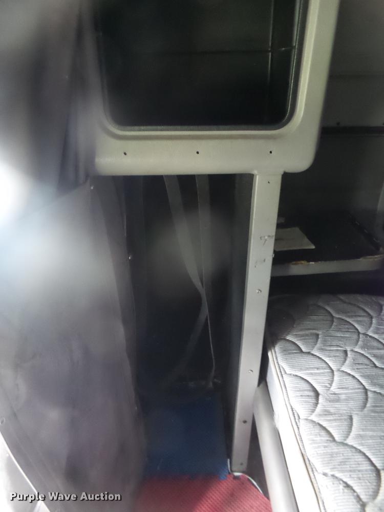 image for item DE3661 2006 Peterbilt 386 semi truck