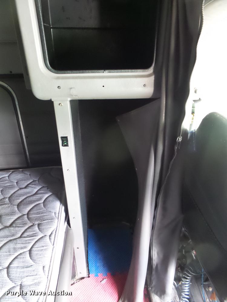 image for item DE3661 2006 Peterbilt 386 semi truck