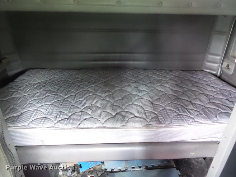 image for item DE3661 2006 Peterbilt 386 semi truck