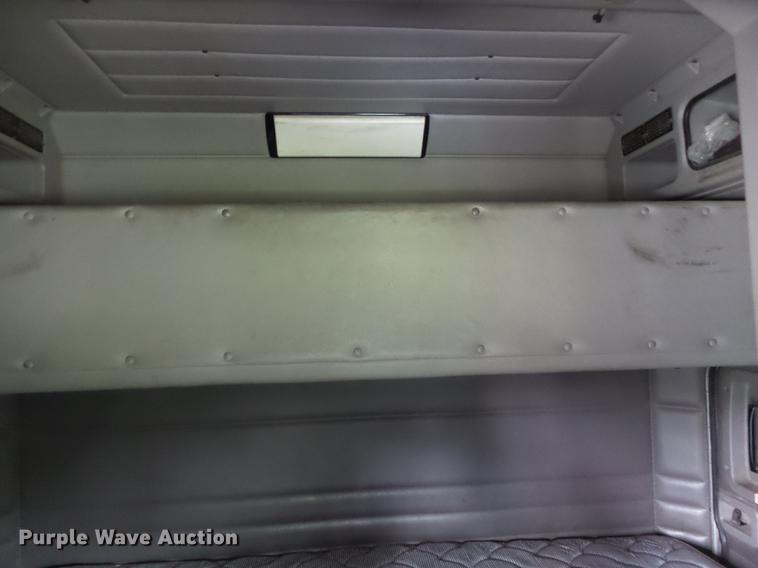 image for item DE3661 2006 Peterbilt 386 semi truck