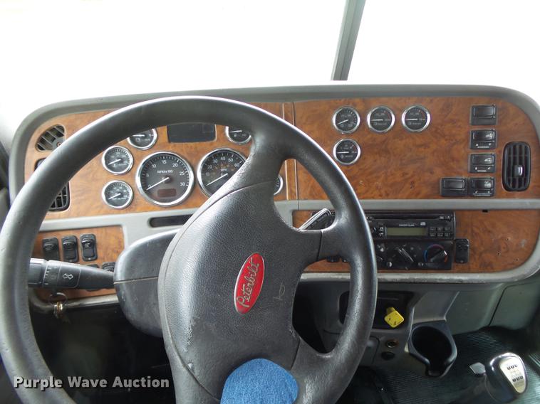 image for item DE3661 2006 Peterbilt 386 semi truck