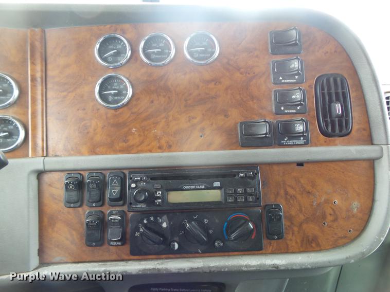 image for item DE3661 2006 Peterbilt 386 semi truck