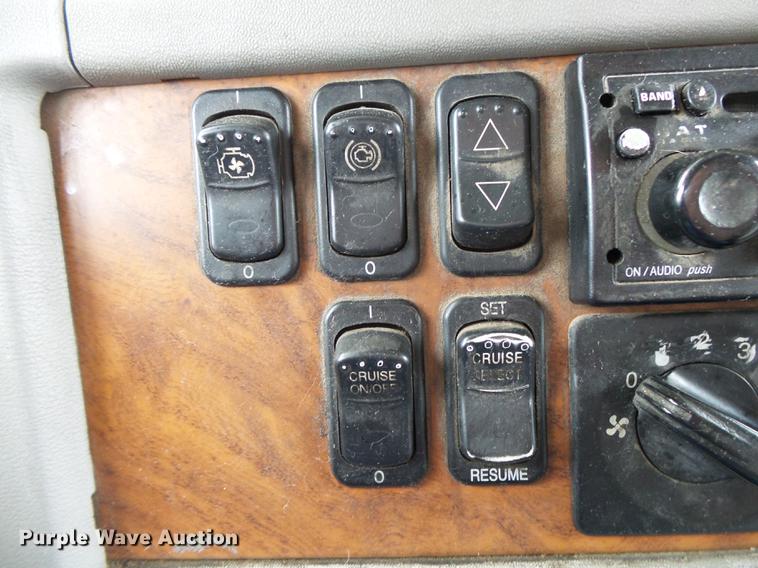 image for item DE3661 2006 Peterbilt 386 semi truck