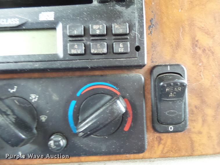 image for item DE3661 2006 Peterbilt 386 semi truck