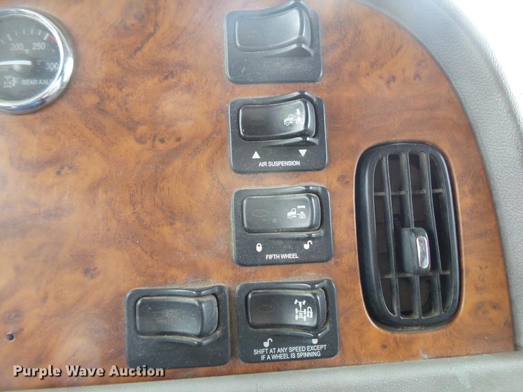 image for item DE3661 2006 Peterbilt 386 semi truck