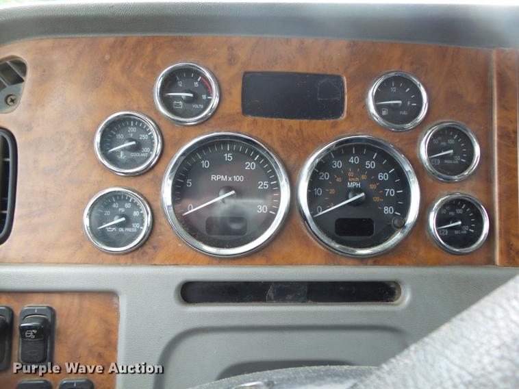 image for item DE3661 2006 Peterbilt 386 semi truck