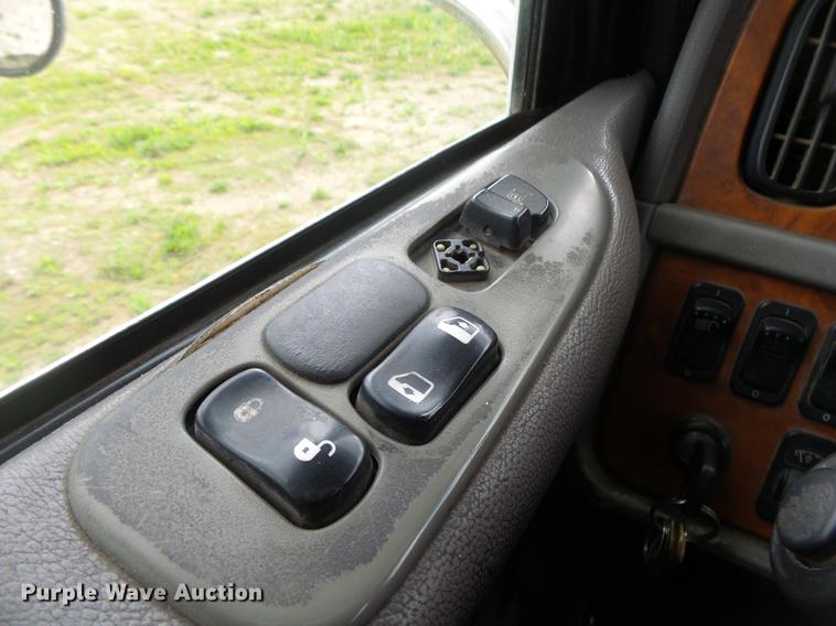 image for item DE3661 2006 Peterbilt 386 semi truck