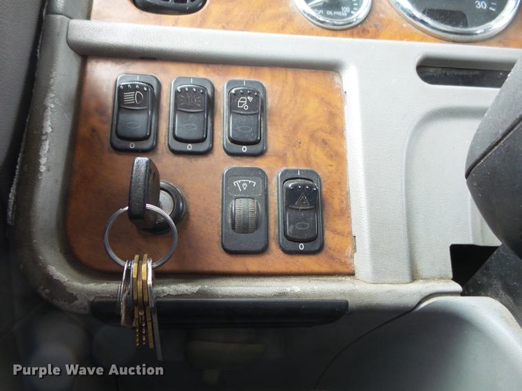 image for item DE3661 2006 Peterbilt 386 semi truck