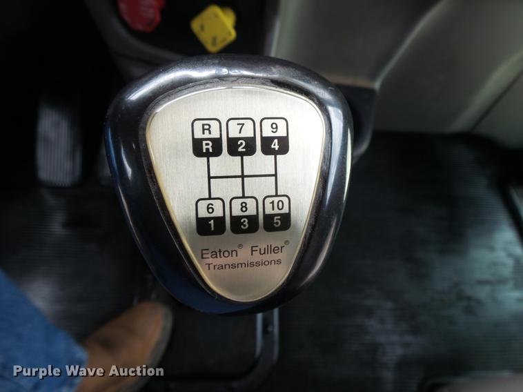 image for item DE3661 2006 Peterbilt 386 semi truck