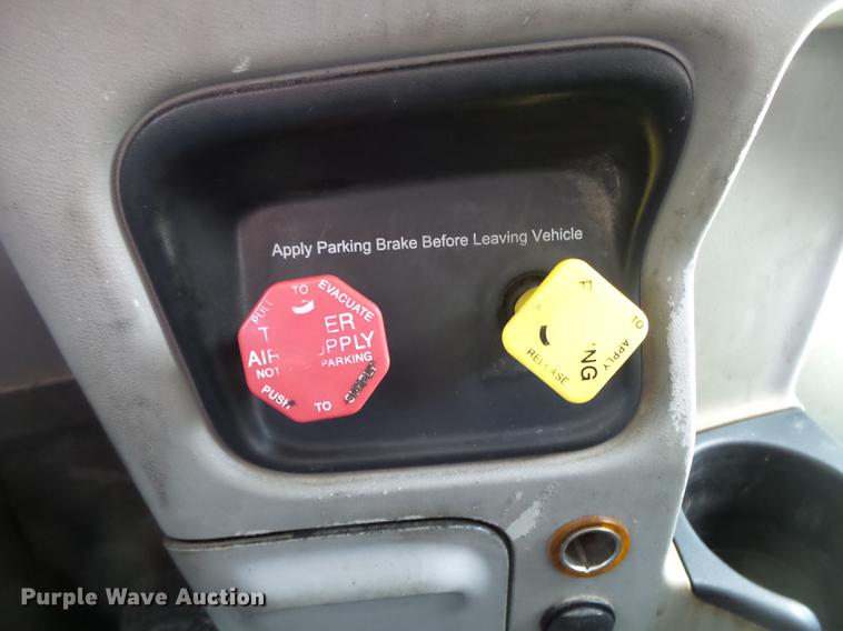 image for item DE3661 2006 Peterbilt 386 semi truck