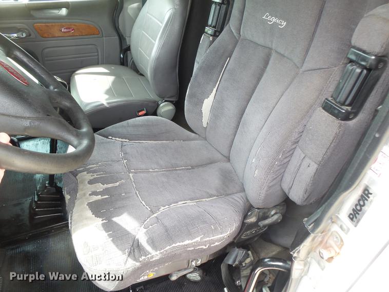 image for item DE3661 2006 Peterbilt 386 semi truck