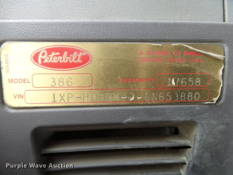 image for item DE3661 2006 Peterbilt 386 semi truck