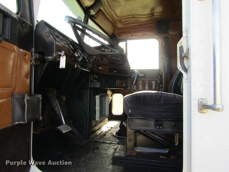 image for item DE6819 1991 Freightliner FLD120 semi truck