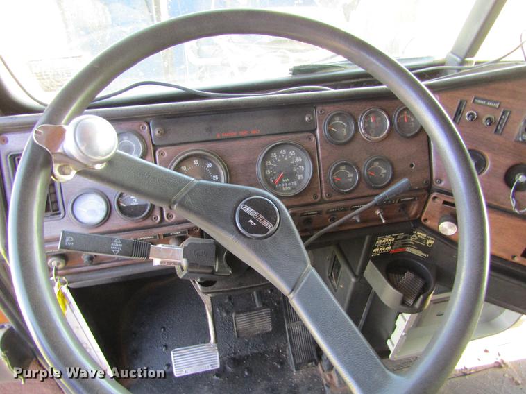 image for item DE6819 1991 Freightliner FLD120 semi truck